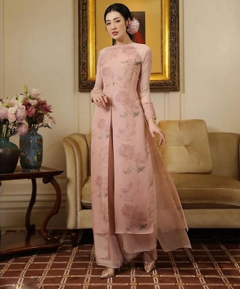 Áo dài cưới cách tân cô dâu chú rể theo xu hướng mới nhất 21 Các mẫu áo dài cưới xẻ tà hứa hẹn tạo nên cơn sốt trong năm nay