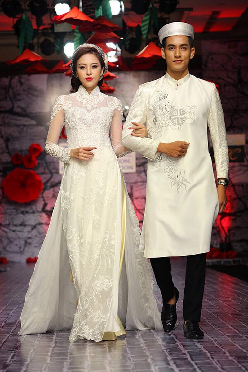 Áo dài cưới cách tân cô dâu chú rể theo xu hướng mới nhất 34 Thiết kế áo dài cổ yếm tạo điểm nhấn ấn tượng cho cô dâu