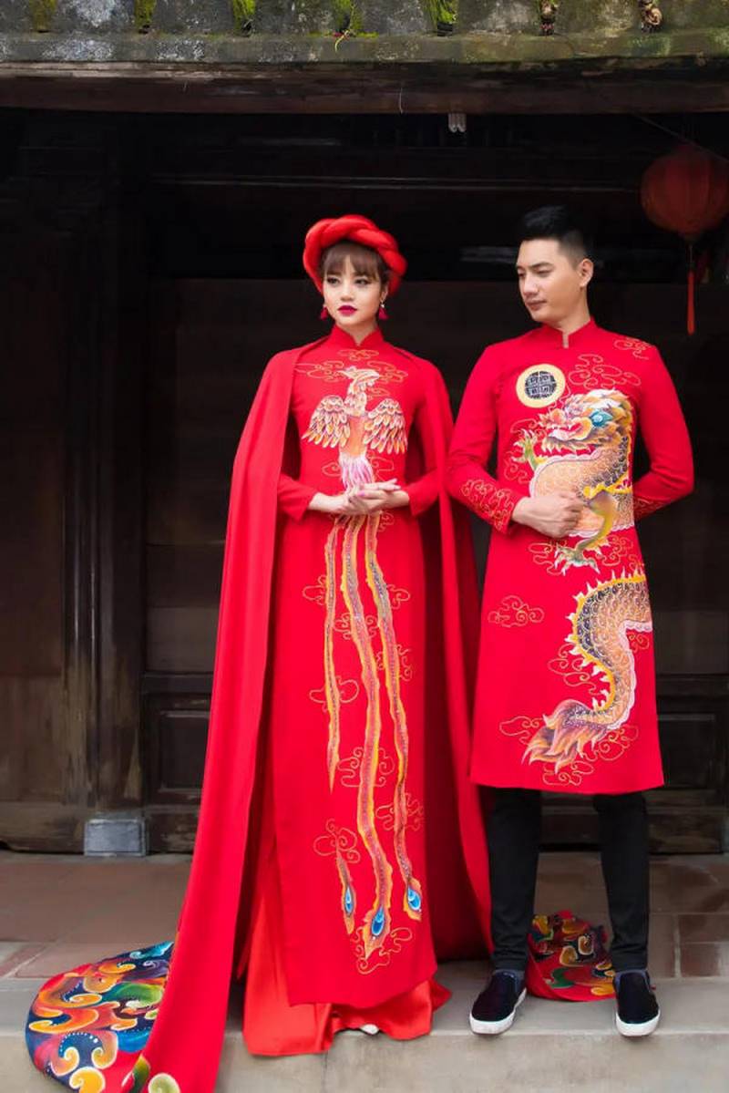 Áo dài cưới cách tân cô dâu chú rể theo xu hướng mới nhất 37 Cô dâu dễ dàng thu hút mọi ánh nhìn nhờ áo choàng cách tân