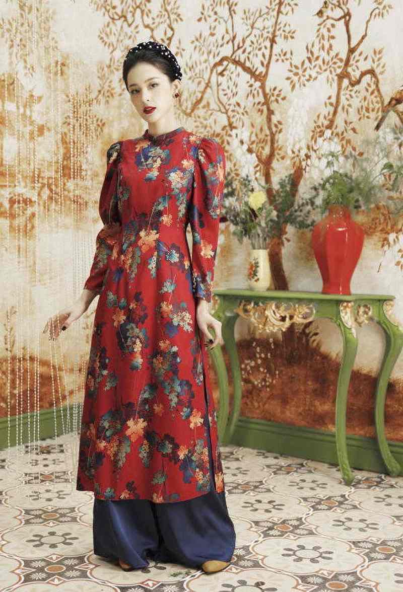 Áo dài cưới cách tân cô dâu chú rể theo xu hướng mới nhất 39 Áo dài vải nhung rất thích hợp cách tân với họa tiết hoa nhí
