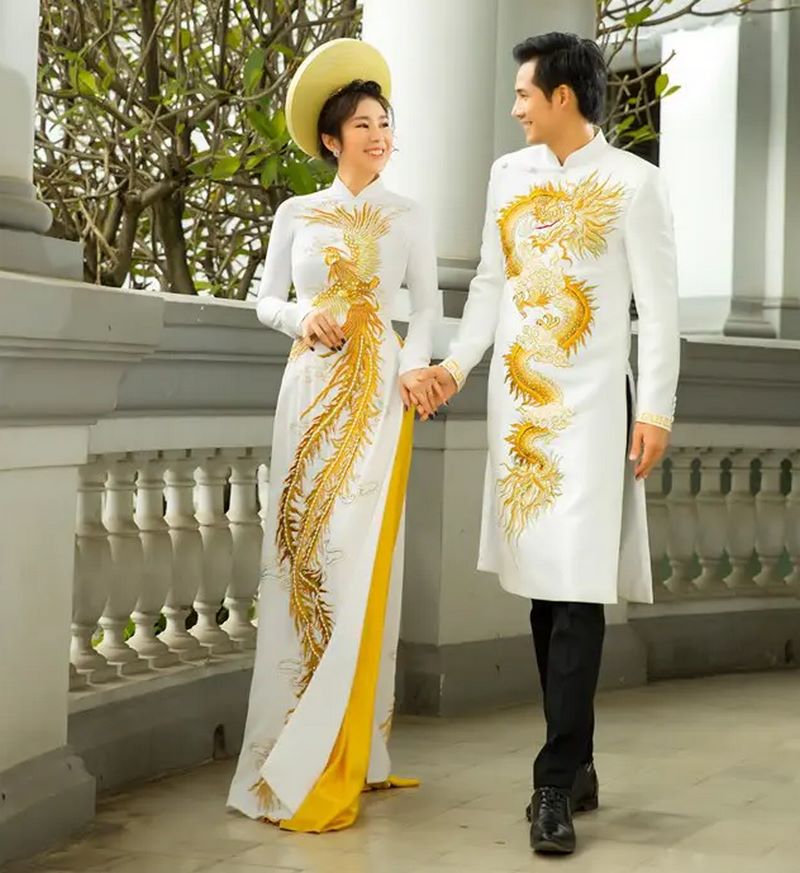 Áo dài cưới cách tân cô dâu chú rể theo xu hướng mới nhất 23 Thiết kế áo dài cưới rồng phượng trên nền trắng luôn nổi bật