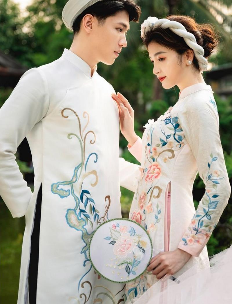 Áo dài cưới cách tân cô dâu chú rể theo xu hướng mới nhất 26 Vải gấm dễ làm nổi bật các hoa văn trên áo dài cách tân